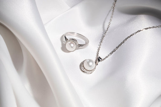 Dore Pearl and Diamond Ring, white gold - LA'AL