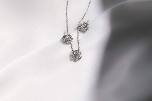 Mini Flower Pavé Diamond Pendant, white gold - LA'AL